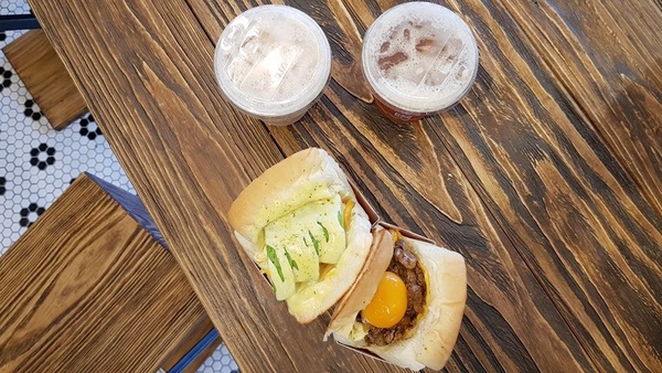 南機場白天也有美食！「偷吃吐司Only Toast」爆滿的牛肉配上生蛋黃，絕對是必吃美食！