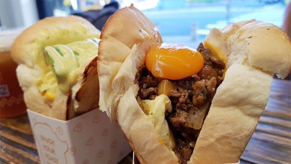 南機場白天也有美食！「偷吃吐司Only Toast」爆滿的牛肉配上生蛋黃，絕對是必吃美食！