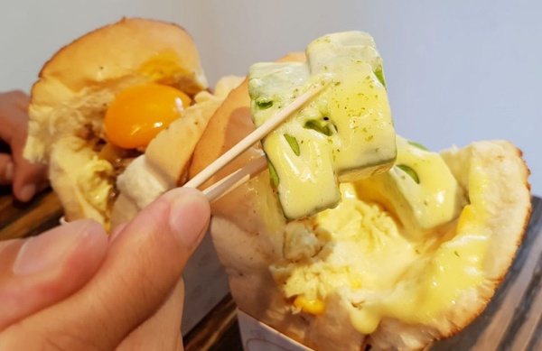 南機場白天也有美食！「偷吃吐司Only Toast」爆滿的牛肉配上生蛋黃，絕對是必吃美食！