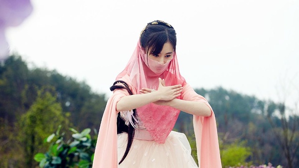 《宸汐緣》青瑤穿粉衣迎初吻好甜！陸劇12個粉衣古裝美人，楊紫、林允甜美，但比不過熱巴經典