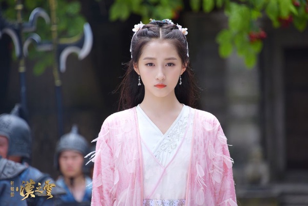 《宸汐緣》青瑤穿粉衣迎初吻好甜！陸劇12個粉衣古裝美人，楊紫、林允甜美，但比不過熱巴經典
