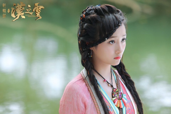 《宸汐緣》青瑤穿粉衣迎初吻好甜！陸劇12個粉衣古裝美人，楊紫、林允甜美，但比不過熱巴經典