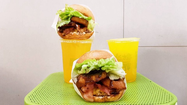 樂檸漢堡「煙燻BBQ蔥圈大俠牛堡」！嘉義來的樂檸招牌大size漢堡，麵包＆現榨果汁絕對是重點！