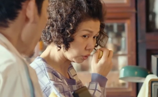 《俗女養成記》神還原童年記憶，食物放冰箱一定不會壞、吃蟑螂蛋等於吃蛋白質，讓網友哭笑不得的大人舉動盤點！
