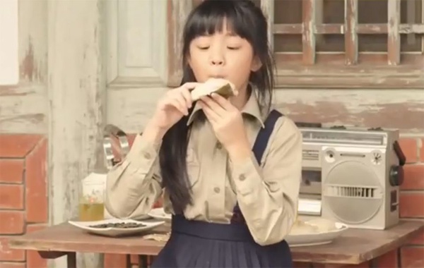 《俗女養成記》神還原童年記憶，食物放冰箱一定不會壞、吃蟑螂蛋等於吃蛋白質，讓網友哭笑不得的大人舉動盤點！