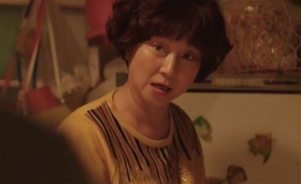 《俗女養成記》神還原童年記憶，食物放冰箱一定不會壞、吃蟑螂蛋等於吃蛋白質，讓網友哭笑不得的大人舉動盤點！