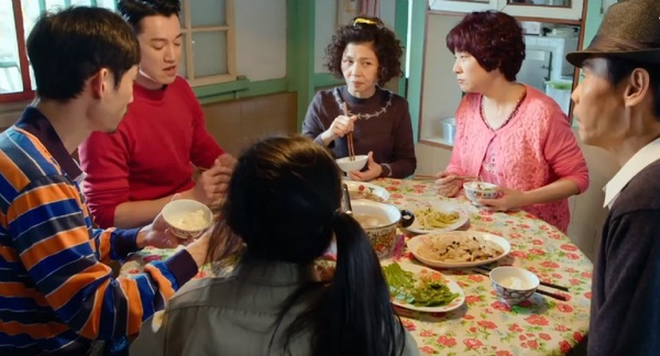 《俗女養成記》神還原童年記憶，食物放冰箱一定不會壞、吃蟑螂蛋等於吃蛋白質，讓網友哭笑不得的大人舉動盤點！