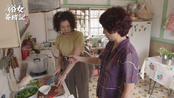 《俗女養成記》神還原童年記憶，食物放冰箱一定不會壞、吃蟑螂蛋等於吃蛋白質，讓網友哭笑不得的大人舉動盤點！