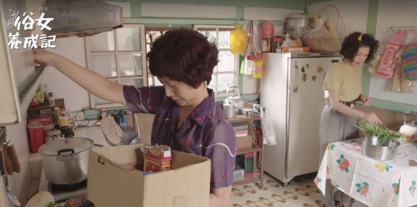 《俗女養成記》神還原童年記憶，食物放冰箱一定不會壞、吃蟑螂蛋等於吃蛋白質，讓網友哭笑不得的大人舉動盤點！