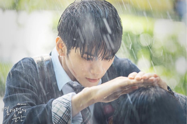 《新入史官丘海昤》車銀優用外套圈住申世景，7部韓劇雨戲，張基龍幫包包擋雨，被嘲像置入，但比不過第7部奇葩