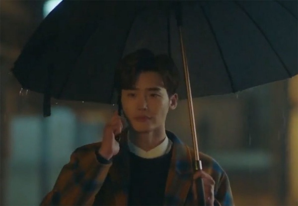 《新入史官丘海昤》車銀優用外套圈住申世景，7部韓劇雨戲，張基龍幫包包擋雨，被嘲像置入，但比不過第7部奇葩
