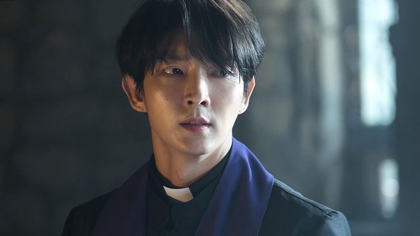 朴敘俊《驅魔使者》神父裝也包不住好身材！10部韓劇裡的高顏值神父，金材昱禁慾、金南佶痞帥，而「他」卻超軟萌