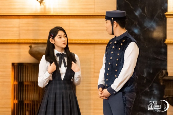 《德魯納酒店》康美娜才19歲，眼神比IU還媚！8位韓國「狐狸相」女星，Jennie、周子瑜一笑，連女生都受不了