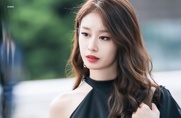 《德魯納酒店》康美娜才19歲，眼神比IU還媚！8位韓國「狐狸相」女星，Jennie、周子瑜一笑，連女生都受不了