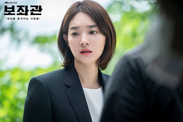 《德魯納酒店》康美娜才19歲，眼神比IU還媚！8位韓國「狐狸相」女星，Jennie、周子瑜一笑，連女生都受不了