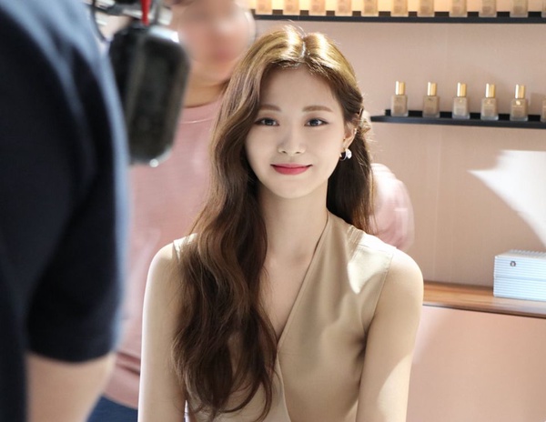 《德魯納酒店》康美娜才19歲，眼神比IU還媚！8位韓國「狐狸相」女星，Jennie、周子瑜一笑，連女生都受不了