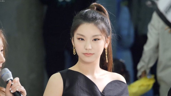 《德魯納酒店》康美娜才19歲，眼神比IU還媚！8位韓國「狐狸相」女星，Jennie、周子瑜一笑，連女生都受不了