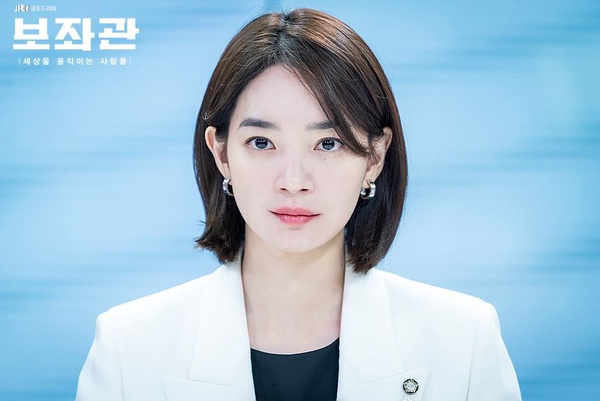 《德魯納酒店》康美娜才19歲，眼神比IU還媚！8位韓國「狐狸相」女星，Jennie、周子瑜一笑，連女生都受不了
