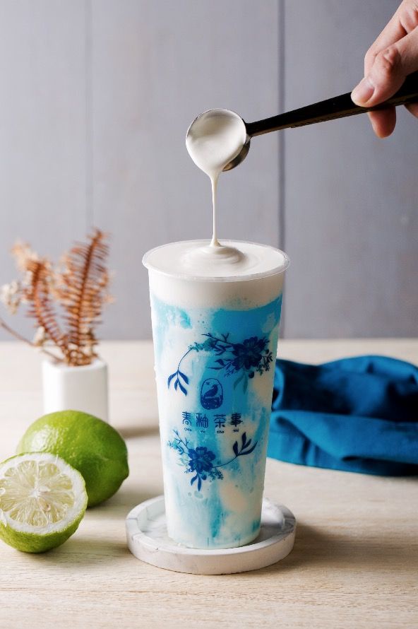 台中最新打卡美食!青花瓷手搖飲「青釉茶事」，隨手拍都美出新高度!