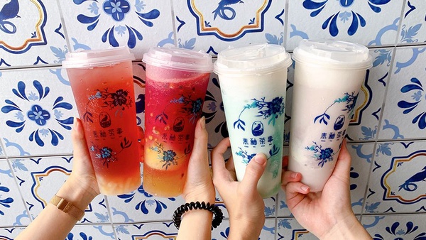 台中最新打卡美食!青花瓷手搖飲「青釉茶事」，隨手拍都美出新高度!