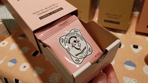 東京牛奶起司工房「草莓奶茶起司夾心餅乾」來台北東區了！快閃限定的草莓奶茶口味，就在台北東區快閃店～