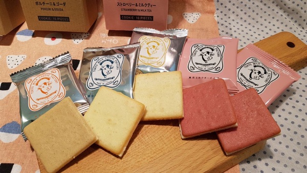 東京牛奶起司工房「草莓奶茶起司夾心餅乾」來台北東區了！快閃限定的草莓奶茶口味，就在台北東區快閃店～