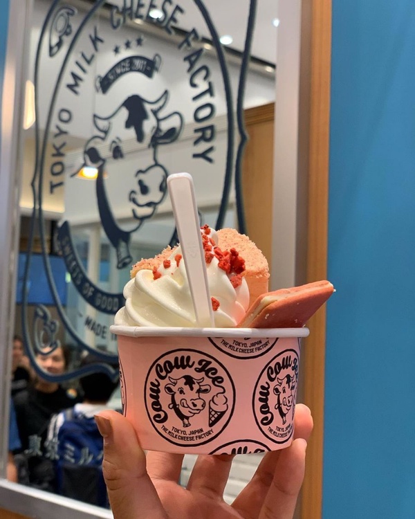 東京牛奶起司工房「草莓奶茶起司夾心餅乾」來台北東區了！快閃限定的草莓奶茶口味，就在台北東區快閃店～