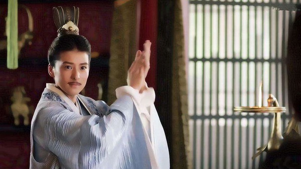 網評12個「女扮男裝」最真實的女星！《烈火軍校》白鹿、《花不棄》邢恩帥炸，比不上林青霞、張敏經典