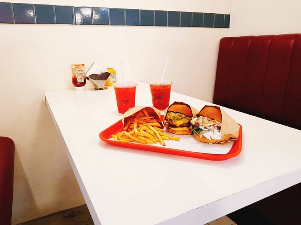 「Everywhere Burger Club 漢堡俱樂部」從餐車變成餐廳！現點現做的漢堡＆超級美式風格的餐廳，絕對值得一訪！