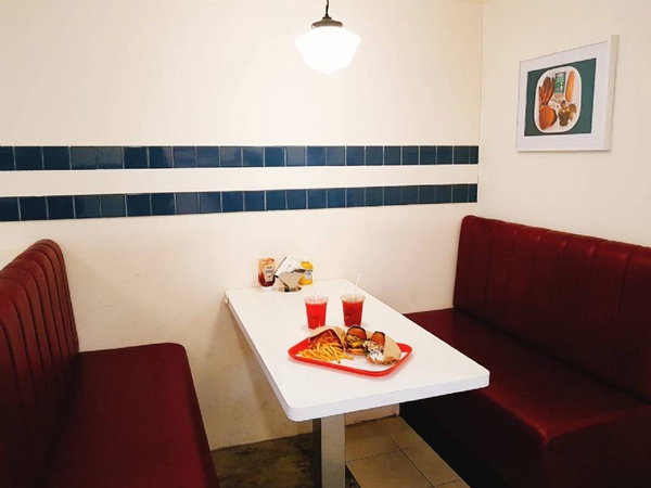「Everywhere Burger Club 漢堡俱樂部」從餐車變成餐廳！現點現做的漢堡＆超級美式風格的餐廳，絕對值得一訪！