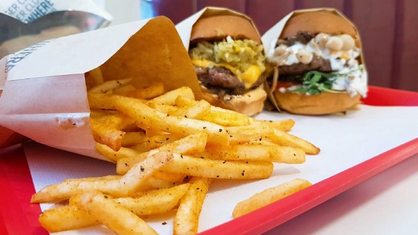 「Everywhere Burger Club 漢堡俱樂部」從餐車變成餐廳！現點現做的漢堡＆超級美式風格的餐廳，絕對值得一訪！
