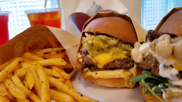 「Everywhere Burger Club 漢堡俱樂部」從餐車變成餐廳！現點現做的漢堡＆超級美式風格的餐廳，絕對值得一訪！