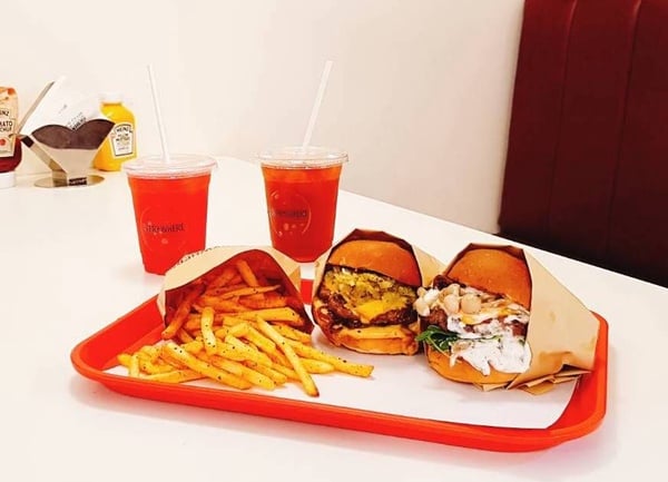 「Everywhere Burger Club 漢堡俱樂部」從餐車變成餐廳！現點現做的漢堡＆超級美式風格的餐廳，絕對值得一訪！