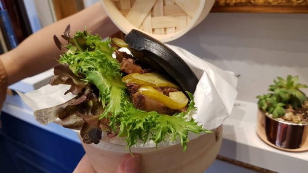 大安區美食推薦！「天淳津品」黑色發財包，刈包撞上西式烹調，味道超驚艷～