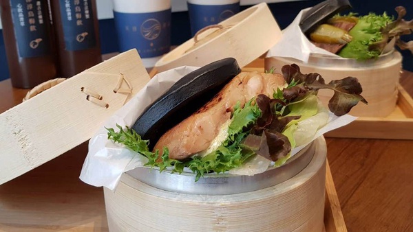 大安區美食推薦！「天淳津品」黑色發財包，刈包撞上西式烹調，味道超驚艷～