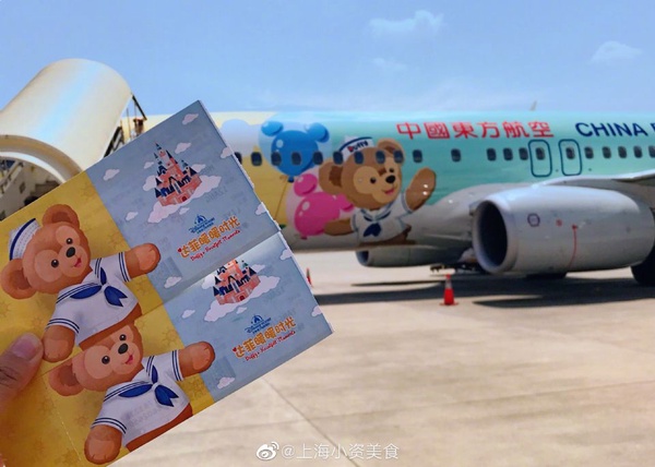 超萌達菲登機證！東方航空 x 迪士尼聯名「達菲班機」，滿滿達菲超療癒，座椅還附達菲玩偶及小禮物~