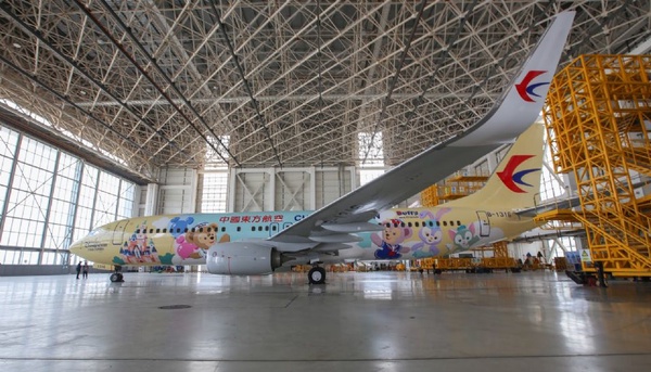 超萌達菲登機證！東方航空 x 迪士尼聯名「達菲班機」，滿滿達菲超療癒，座椅還附達菲玩偶及小禮物~