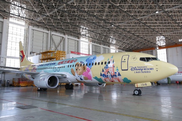 超萌達菲登機證！東方航空 x 迪士尼聯名「達菲班機」，滿滿達菲超療癒，座椅還附達菲玩偶及小禮物~