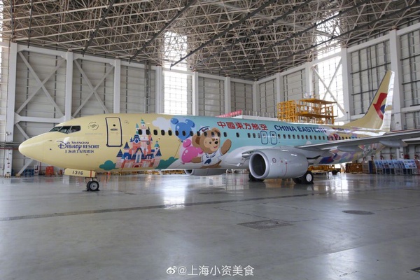 超萌達菲登機證！東方航空 x 迪士尼聯名「達菲班機」，滿滿達菲超療癒，座椅還附達菲玩偶及小禮物~