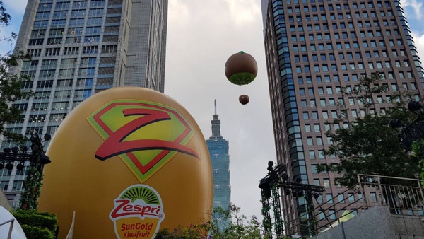 Zespri奇異果超人嗨爆統一時代百貨！趕快來台北信義區找奇異果超人，拿個奇異果來吃～