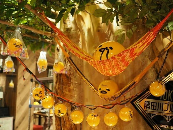 和蛋黃哥一起泡湯！超療癒蛋黃哥球池溫泉，還有蛋黃哥聯名溫泉料理，讓你跟蛋黃哥一起「不想上班~」！