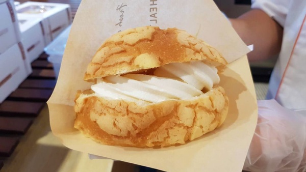 Bake Code「菠蘿霜淇淋」！現烤出爐的菠蘿配上霜淇淋，還有Bake Code超夯鹽岩奶油捲的「岩塩霜淇淋」絕對不能錯過～