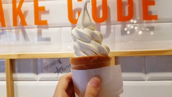 Bake Code「菠蘿霜淇淋」！現烤出爐的菠蘿配上霜淇淋，還有Bake Code超夯鹽岩奶油捲的「岩塩霜淇淋」絕對不能錯過～