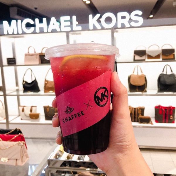Michael KorsＸ天仁茗茶Chaffee推出「茶微醺」！MK與Chaffee限定飲品「茶微醺」不只微醺，連價錢也超誘人～