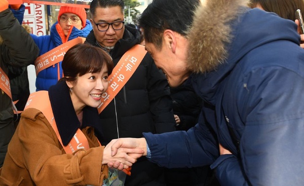 具惠善離婚首曬照！展覽所得全捐出，狠狠打臉安宰賢！10韓星做公益，寶劍、始源帥又善良，劉在錫不愧是大神