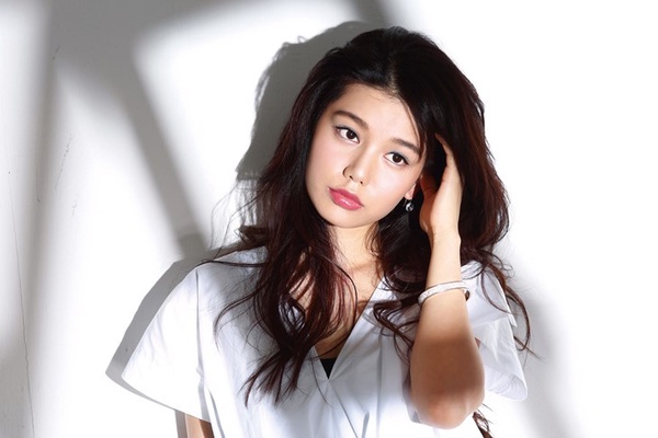 眼、睫、甲都加上一點藍，妝容立刻變得不一樣！