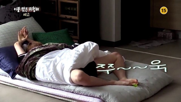 《我家的熊孩子》金希澈追陸劇、玩遊戲，宅男生活廢到笑！8位超宅韓星，銀赫爛在沙發，太妍要櫻花開到她房裡