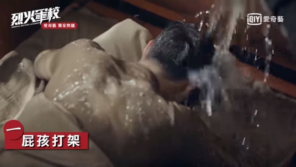 《烈火軍校》許凱10個中二幼稚鬼行為！自戀秀肌肉、打別人裝被打，彷彿看見了我的國中同學