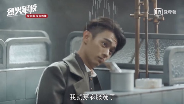 《烈火軍校》許凱10個中二幼稚鬼行為！自戀秀肌肉、打別人裝被打，彷彿看見了我的國中同學