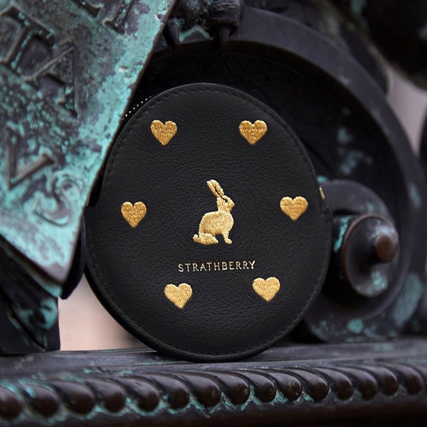 愛麗絲粉絲必搶！英國「STRATHBERRY」愛麗絲主題包款，超仙兔子包才上市就搶購一空！